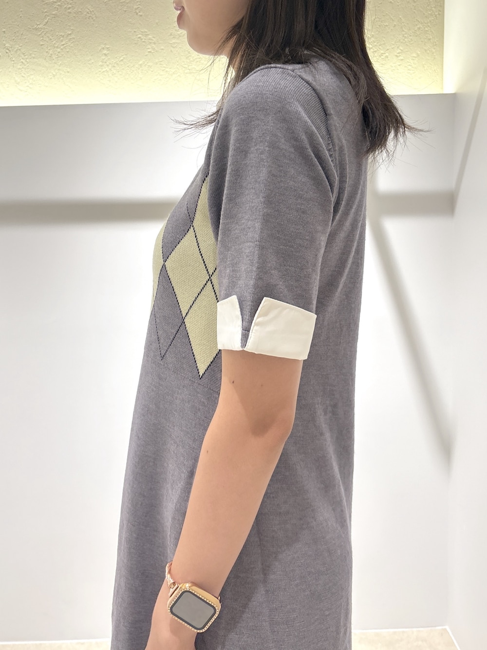 グレー系のワンピース、ブラック系のブーツ、ブラック系のトートバッグを着用したレディースの夏コーディネートの7枚目の写真