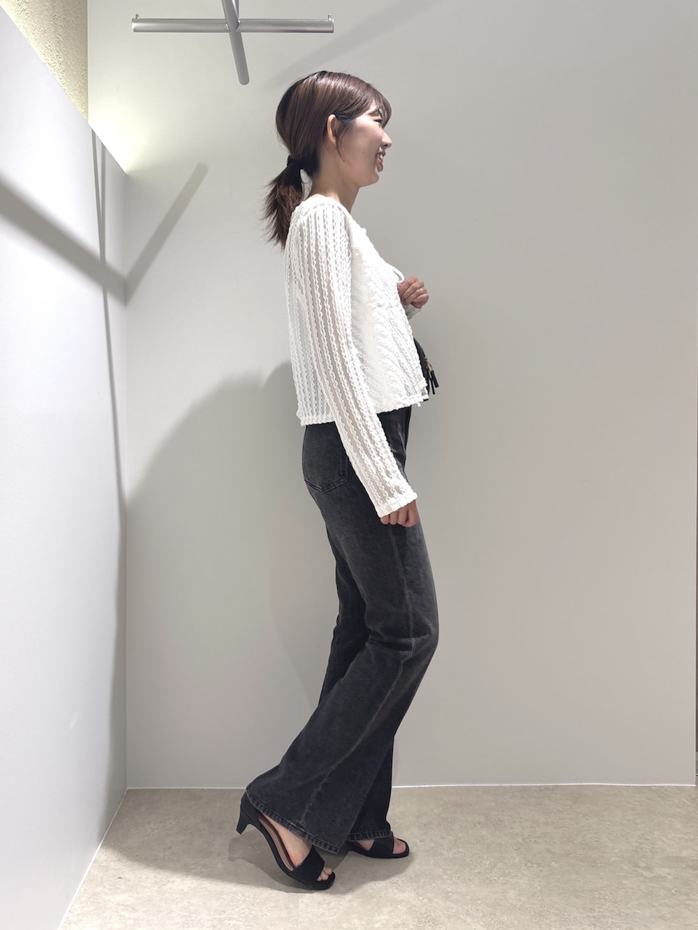 ホワイト系のカーディガン/ボレロ、ブラック系のその他パンツ、ブラック系のボストンバッグを着用したレディースの夏コーディネートの4枚目の写真