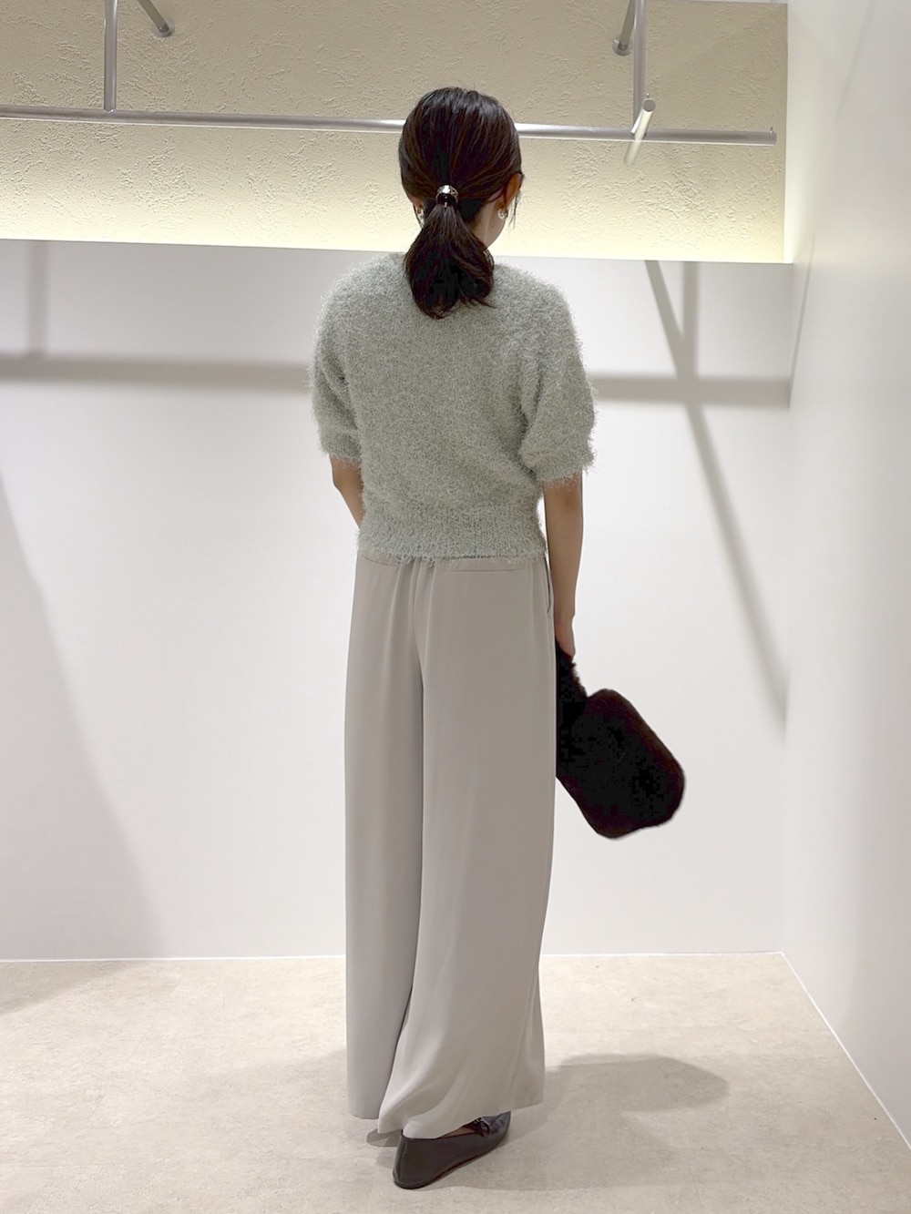 グリーン系のニット/セーター、ベージュ系のその他パンツ、ブラック系のローファーを着用したレディースの秋コーディネートの3枚目の写真