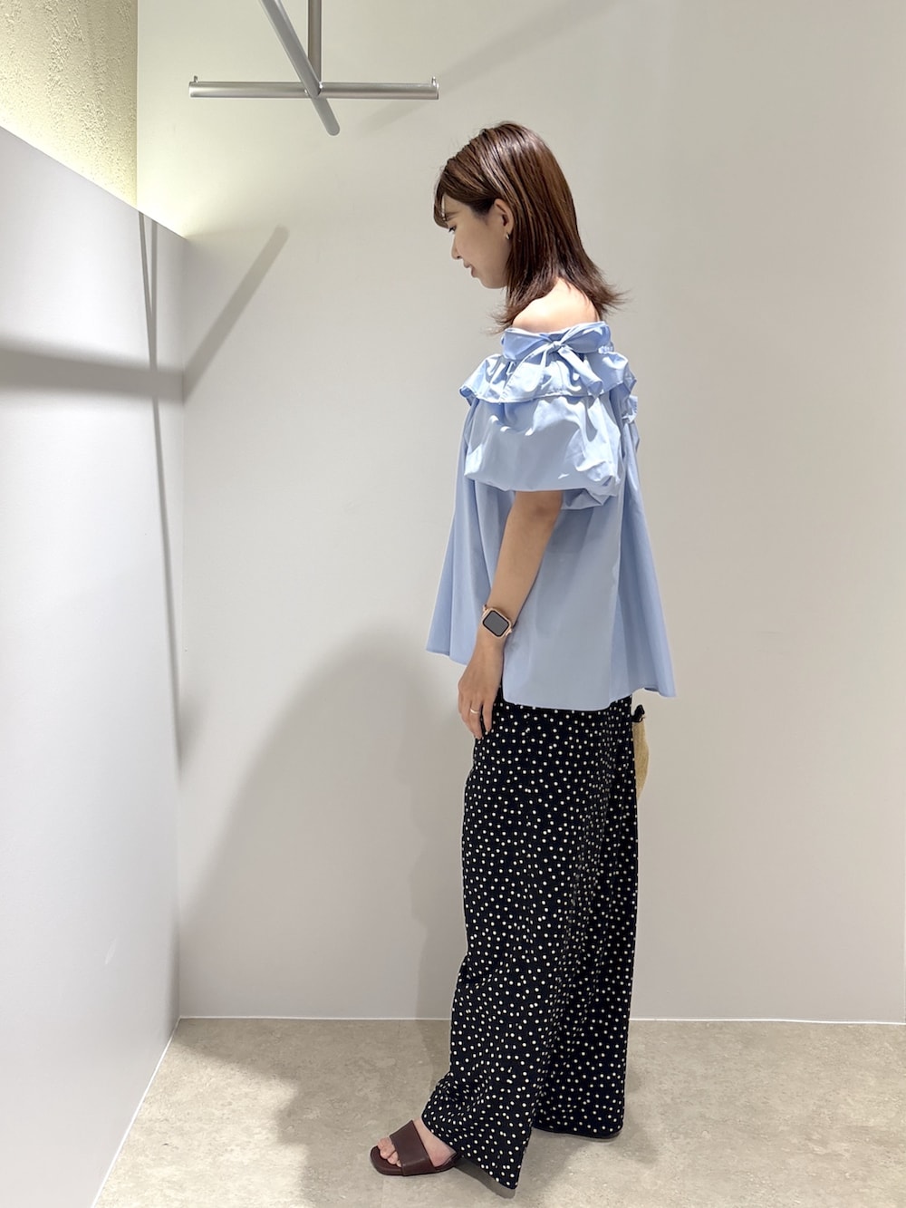 ブルー系のシャツ/ブラウス、ブラック系のその他パンツ、ブラウン系のサンダルを着用したレディースの夏コーディネートの2枚目の写真