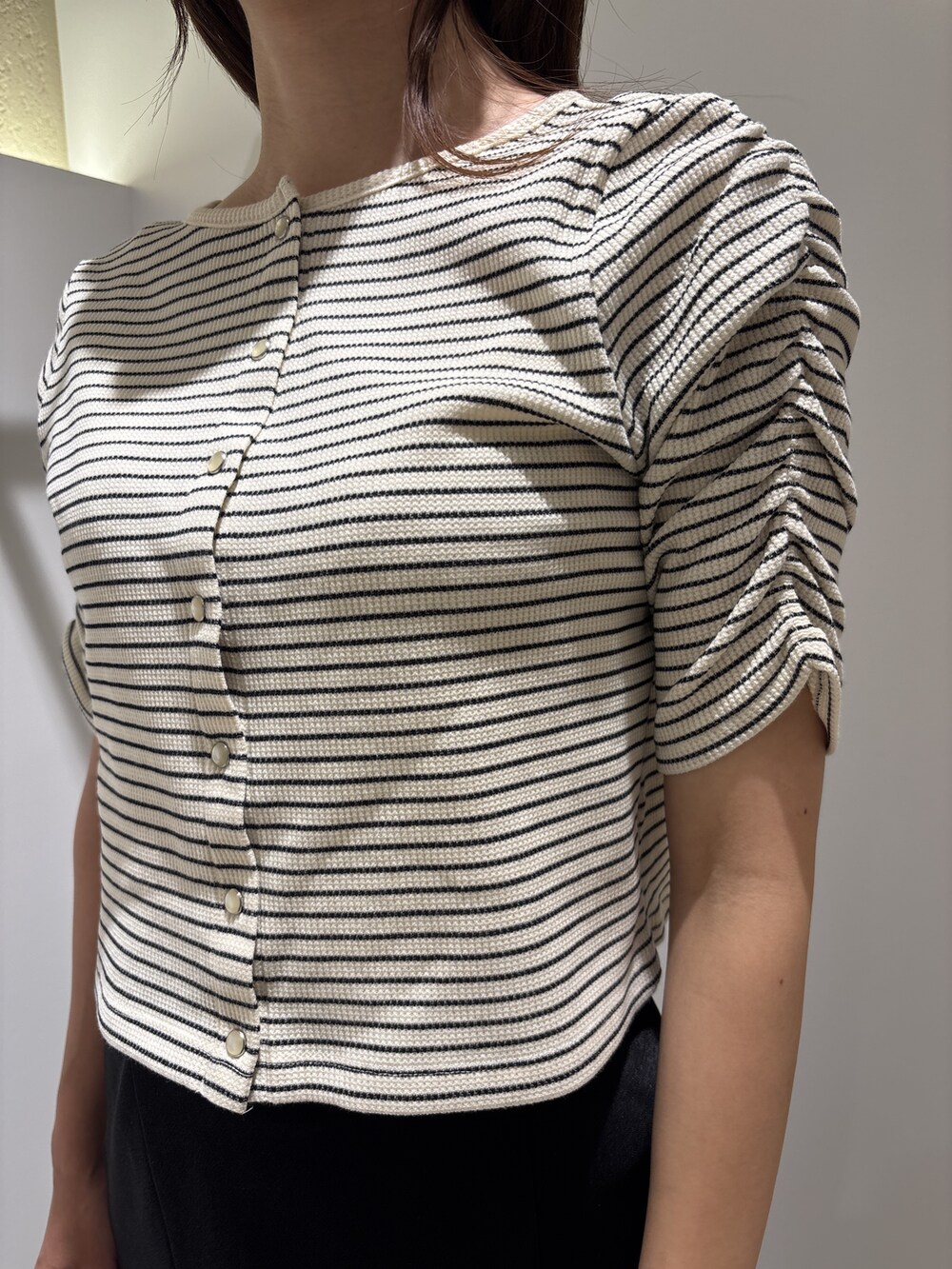 ホワイト系のTシャツ/カットソー、ブラウン系のサンダル、ブラック系のボストンバッグを着用したレディースの夏コーディネートの7枚目の写真
