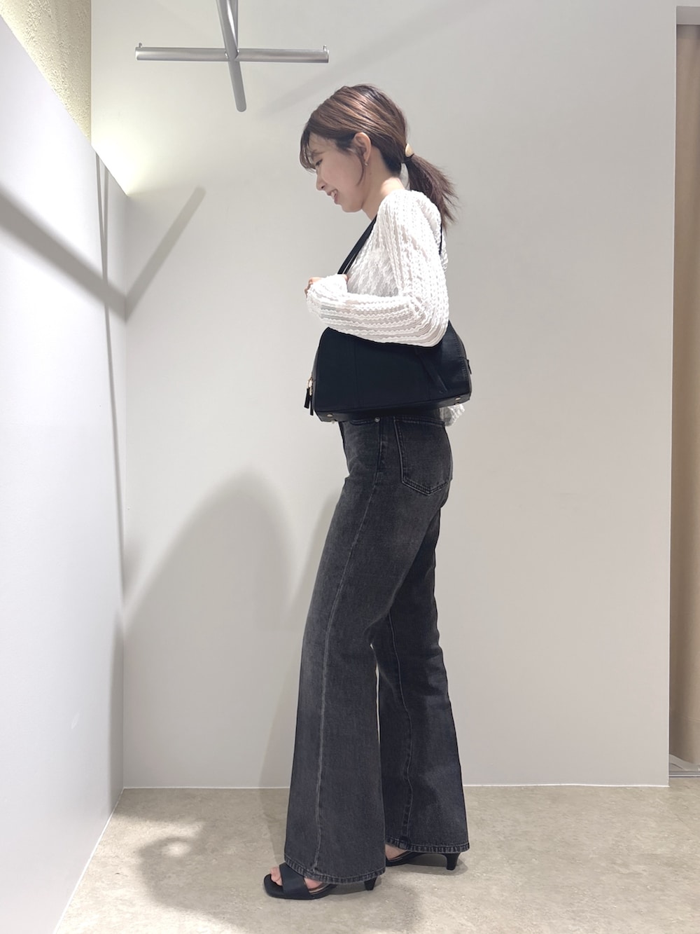 ホワイト系のカーディガン/ボレロ、ブラック系のその他パンツ、ブラック系のボストンバッグを着用したレディースの夏コーディネートの2枚目の写真