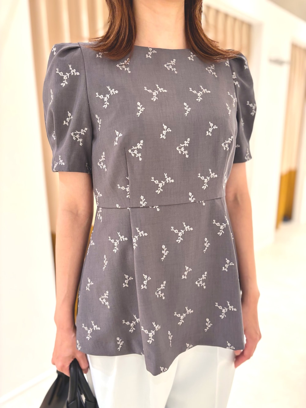 グレー系のシャツ/ブラウス、ブラック系のトートバッグ、ブラック系のサンダルを着用したレディースの夏コーディネートの5枚目の写真