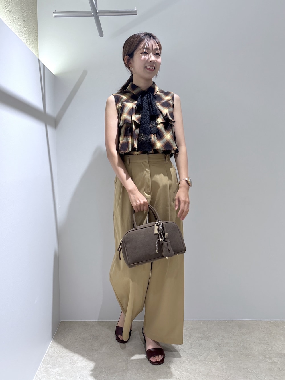 ベージュ系のシャツ/ブラウス、ベージュ系のその他パンツ、ブラウン系のサンダルを着用したレディースの夏コーディネートの2枚目の写真