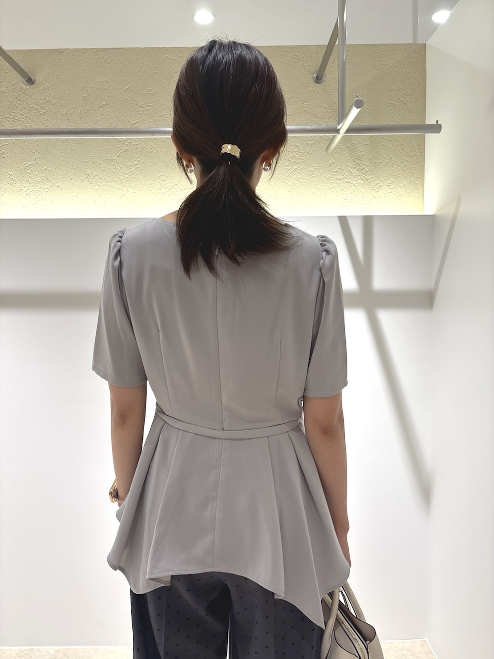グレー系のシャツ/ブラウス、グレー系のその他パンツ、ブラック系のサンダルを着用したレディースの夏コーディネートの9枚目の写真