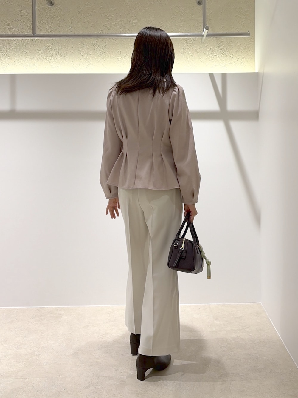 ピンク系のシャツ/ブラウス、ホワイト系のその他パンツ、ブラウン系のブーツを着用したレディースの秋コーディネートの3枚目の写真