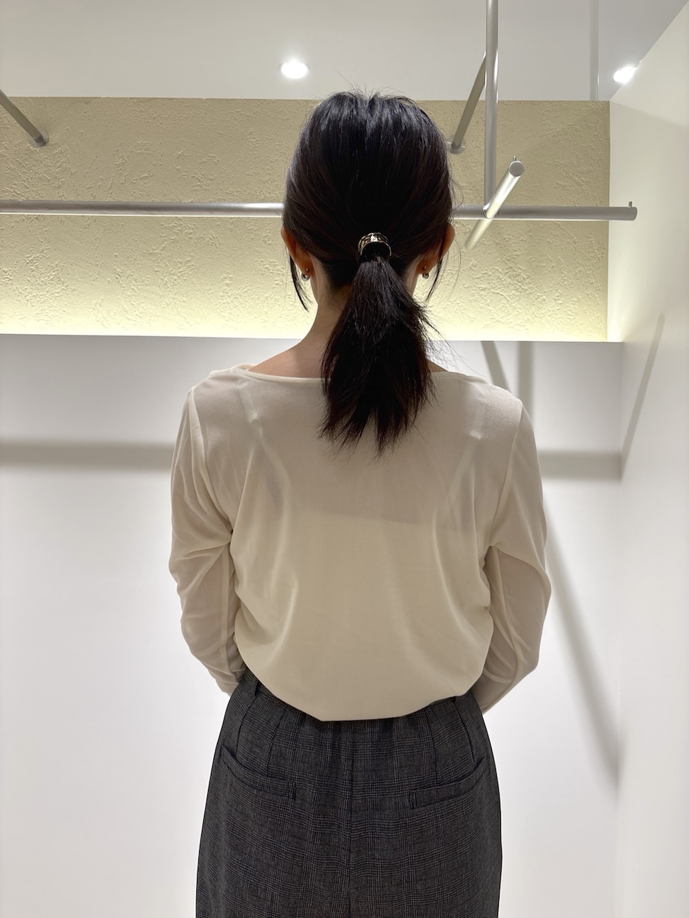 ブラック系のテーラードジャケット、ブラック系のその他パンツ、ホワイト系のトップスを着用したレディースの秋コーディネートの8枚目の写真