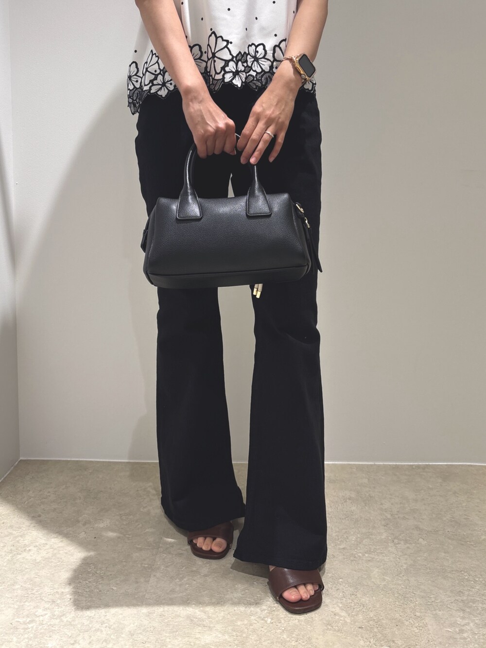 ホワイト系のシャツ/ブラウス、ブラック系のデニムパンツ、ブラウン系のサンダルを着用したレディースの夏コーディネートの6枚目の写真