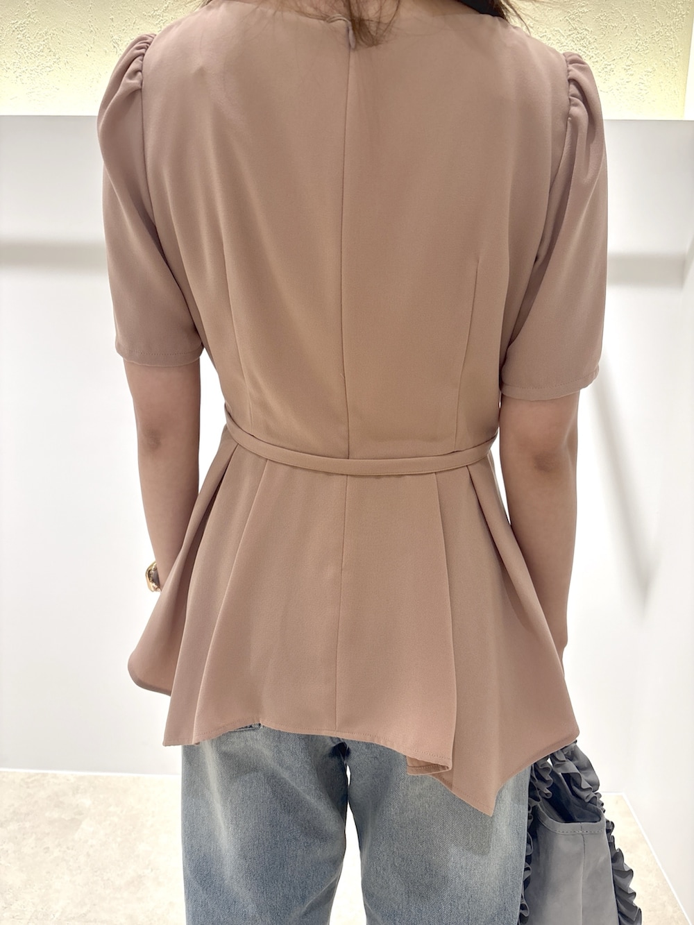 ピンク系のシャツ/ブラウス、ブルー系のデニムパンツ、ブラウン系のサンダルを着用したレディースの夏コーディネートの7枚目の写真