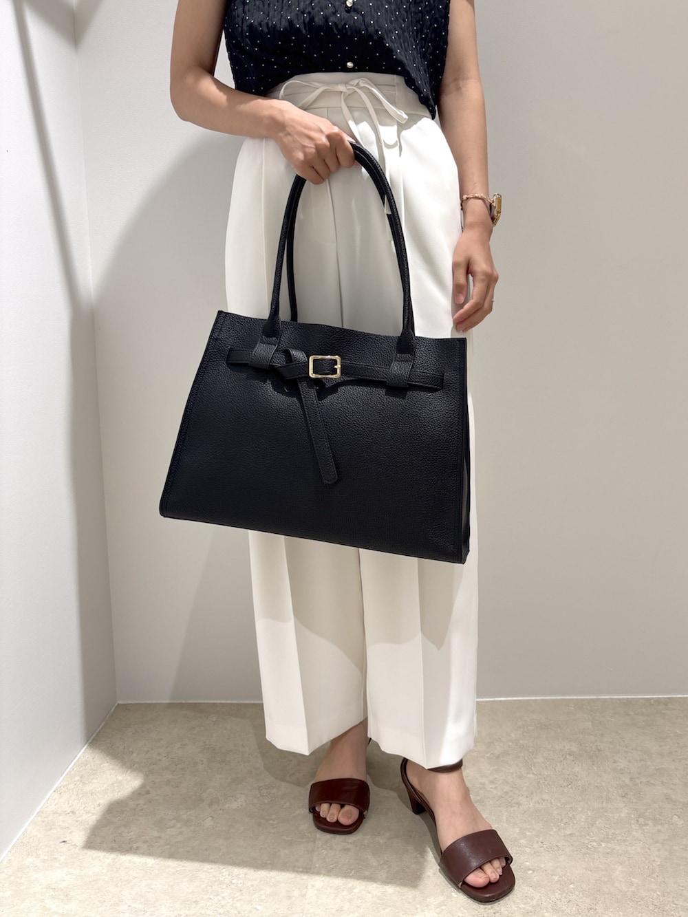ブラック系のシャツ/ブラウス、ホワイト系のその他パンツ、ブラウン系のサンダルを着用したレディースの夏コーディネートの8枚目の写真