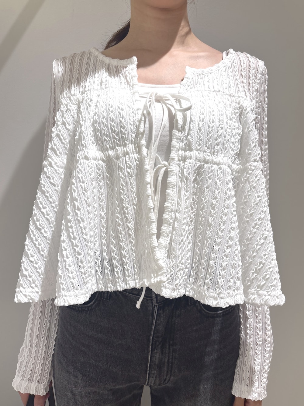 ホワイト系のカーディガン/ボレロ、ブラック系のその他パンツ、ブラック系のボストンバッグを着用したレディースの夏コーディネートの5枚目の写真