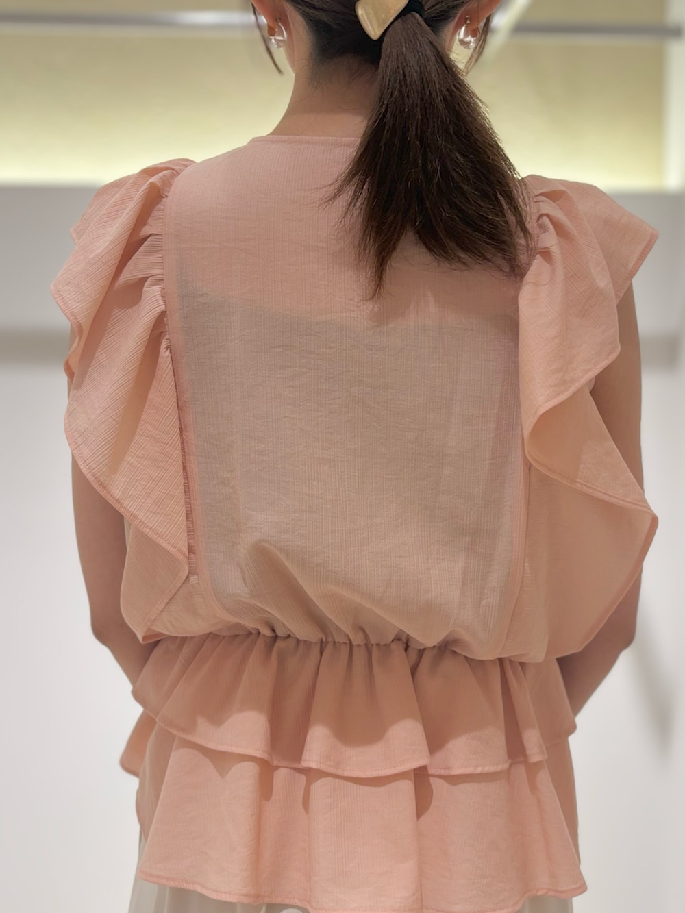 ピンク系のシャツ/ブラウス、ホワイト系のその他パンツ、ブラウン系のサンダルを着用したレディースの夏コーディネートの7枚目の写真