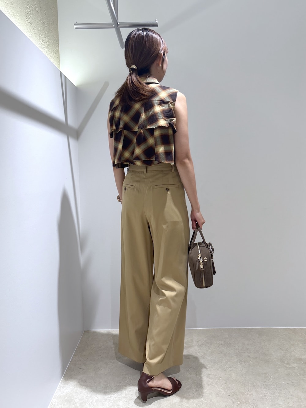 ベージュ系のシャツ/ブラウス、ベージュ系のその他パンツ、ブラウン系のサンダルを着用したレディースの夏コーディネートの4枚目の写真