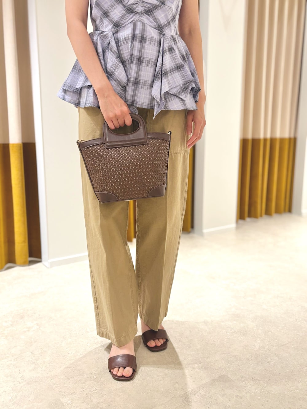 パープル系のシャツ/ブラウス、ベージュ系のチノパンツ、ブラウン系のサンダルを着用したレディースの夏コーディネートの6枚目の写真