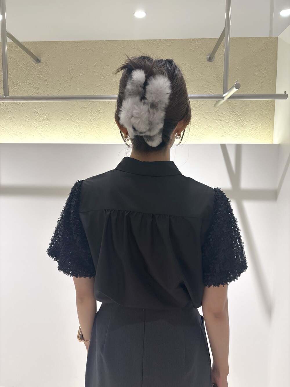 ブラック系のシャツ/ブラウス、ブラック系のトートバッグ、ブラック系のブーツを着用したレディースの夏コーディネートの7枚目の写真