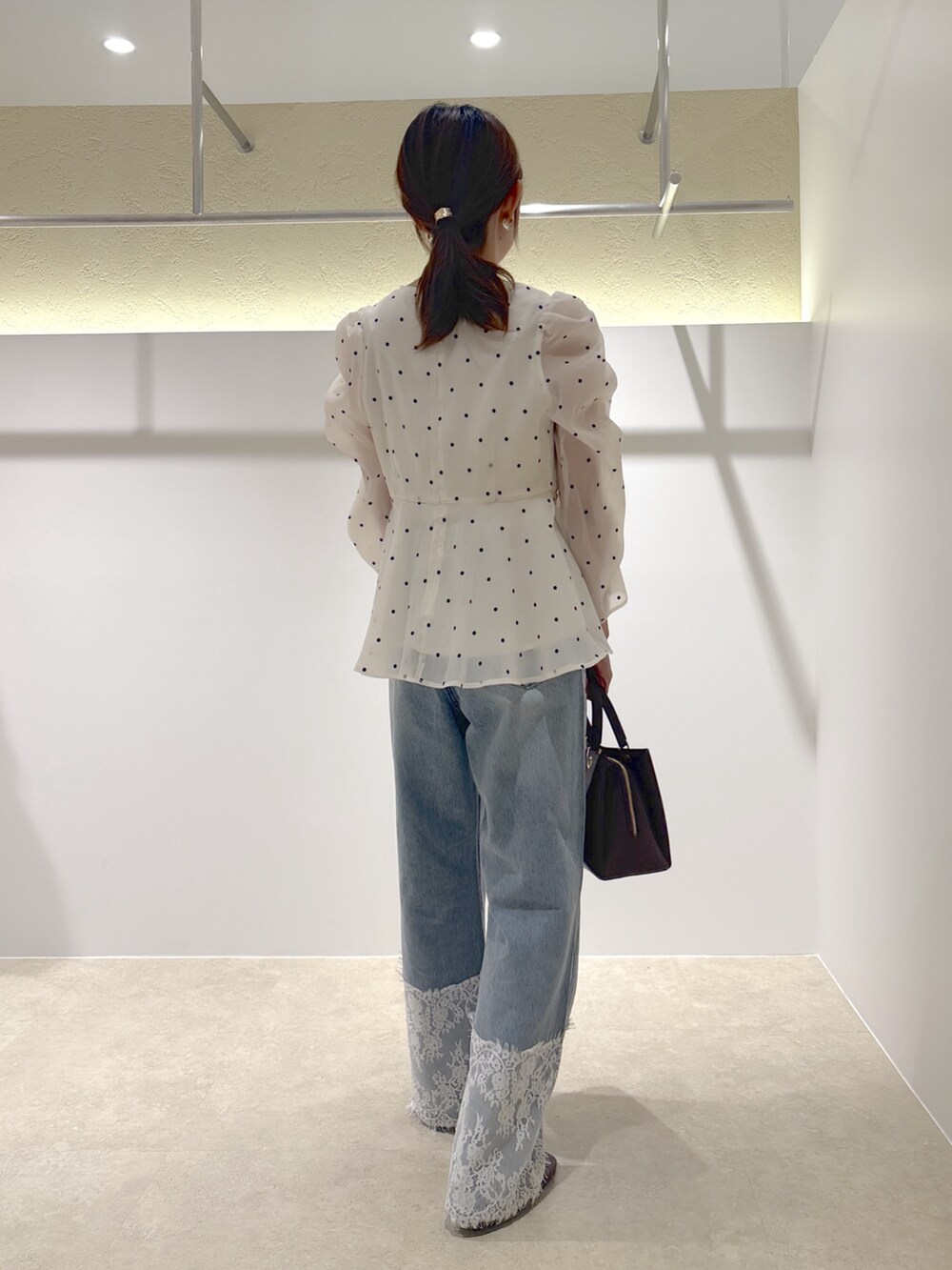 ホワイト系のシャツ/ブラウス、ブルー系のデニムパンツ、ブラウン系のサンダルを着用したレディースの夏コーディネートの3枚目の写真