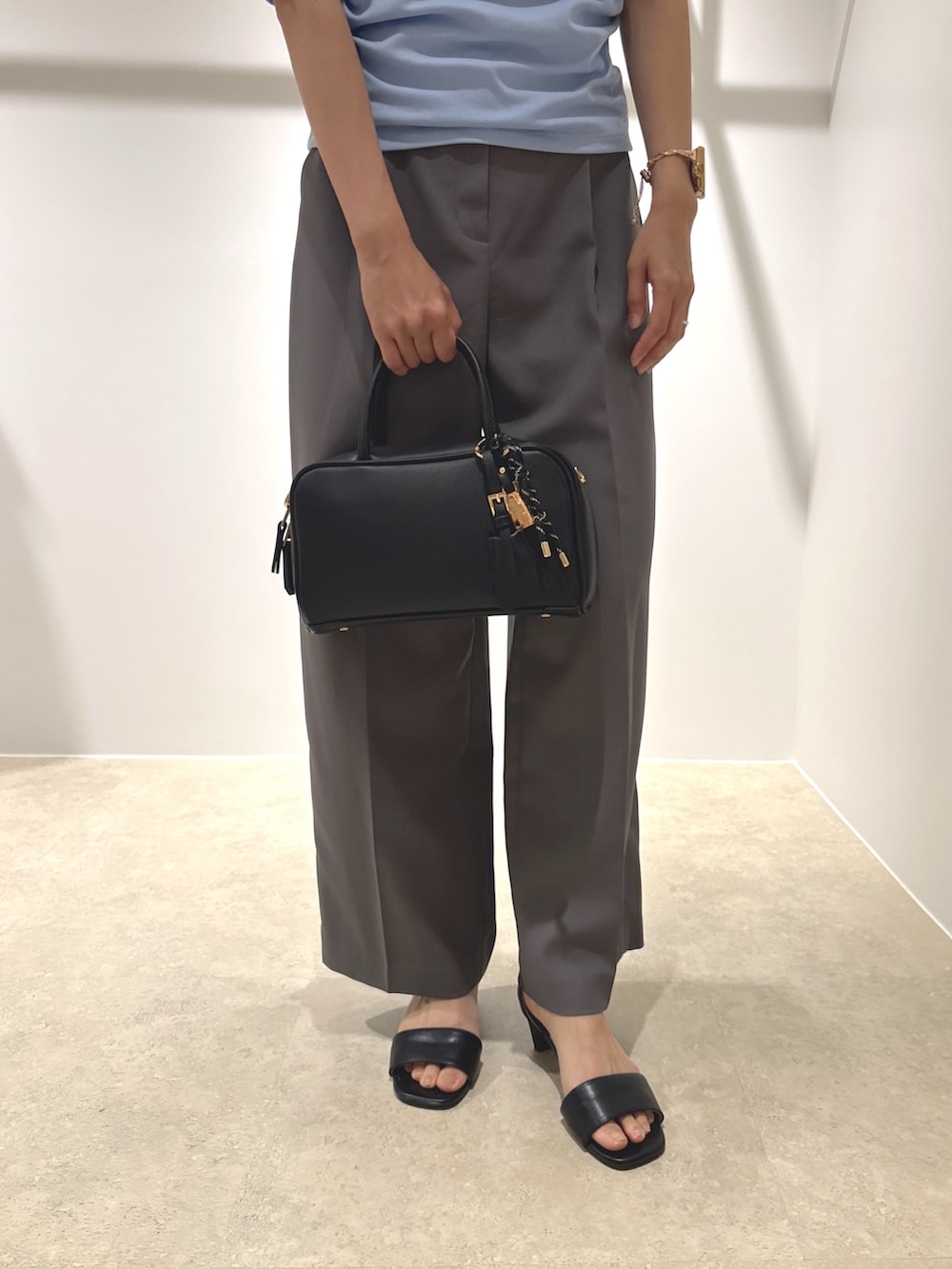 ブルー系のTシャツ/カットソー、グレー系のその他パンツ、ブラック系のサンダルを着用したレディースの夏コーディネートの7枚目の写真