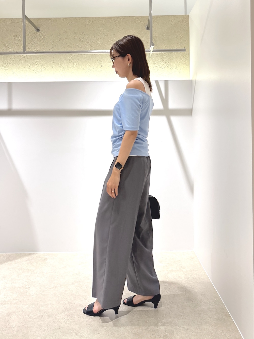 ブルー系のTシャツ/カットソー、グレー系のその他パンツ、ブラック系のサンダルを着用したレディースの夏コーディネートの2枚目の写真