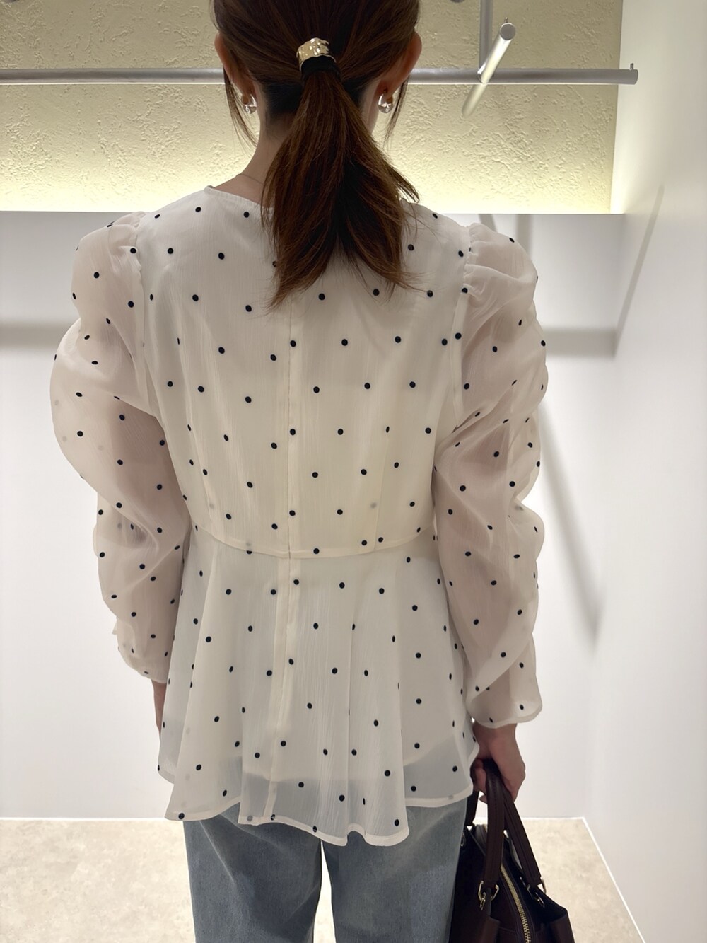 ホワイト系のシャツ/ブラウス、ブルー系のデニムパンツ、ブラウン系のサンダルを着用したレディースの夏コーディネートの5枚目の写真