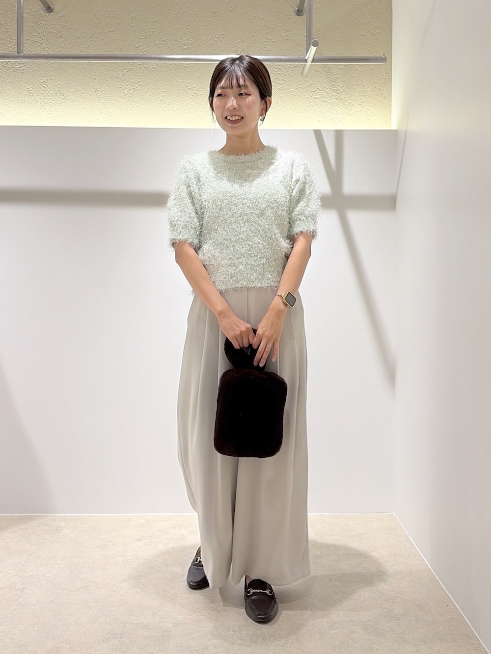 グリーン系のニット/セーター、ベージュ系のその他パンツ、ブラック系のローファーを着用したレディースの秋コーディネートの4枚目の写真