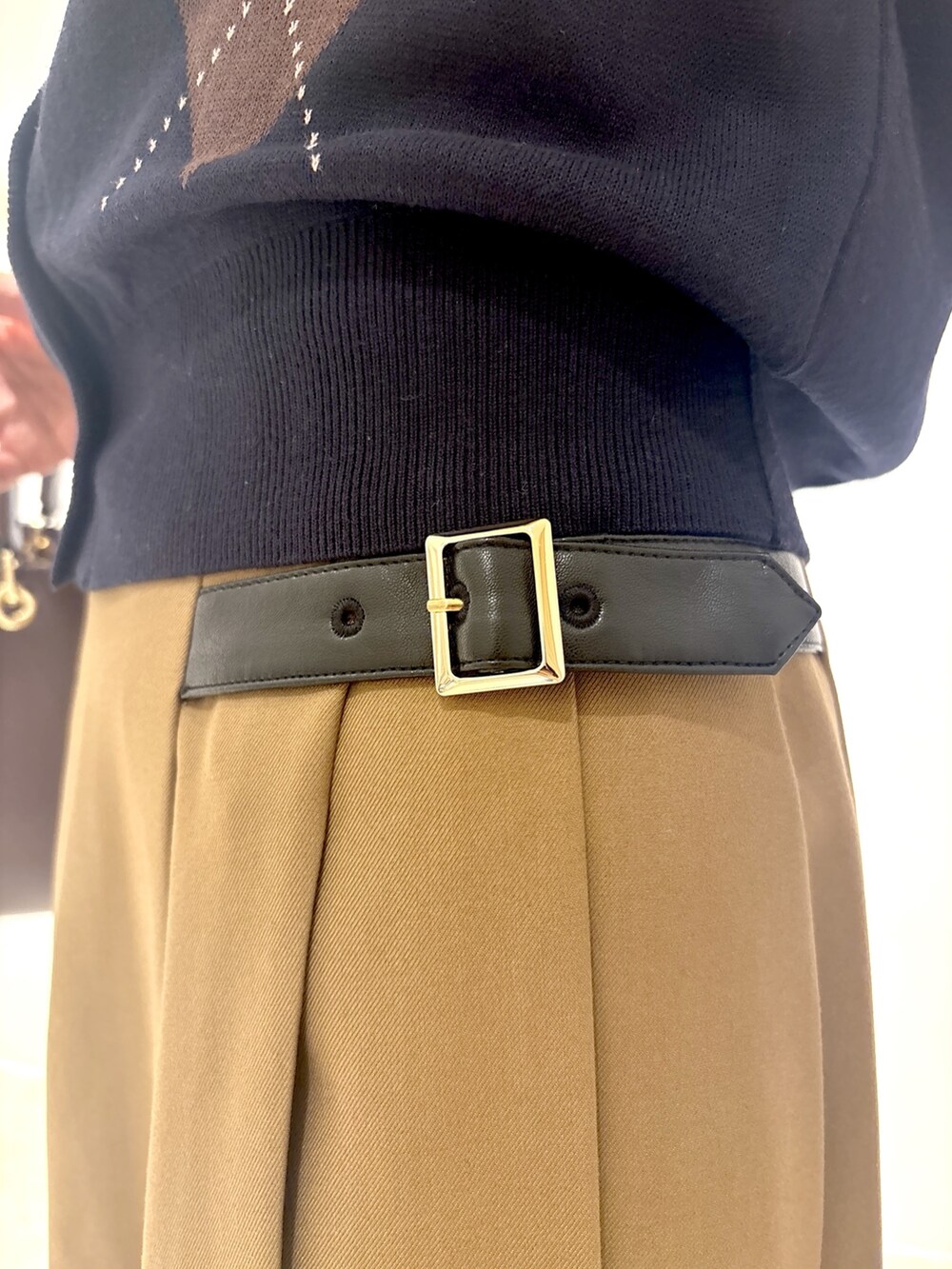 ブラック系のブーツ、レッド系のトートバッグ、イエロー系のスカートを着用したレディースの夏コーディネートの9枚目の写真