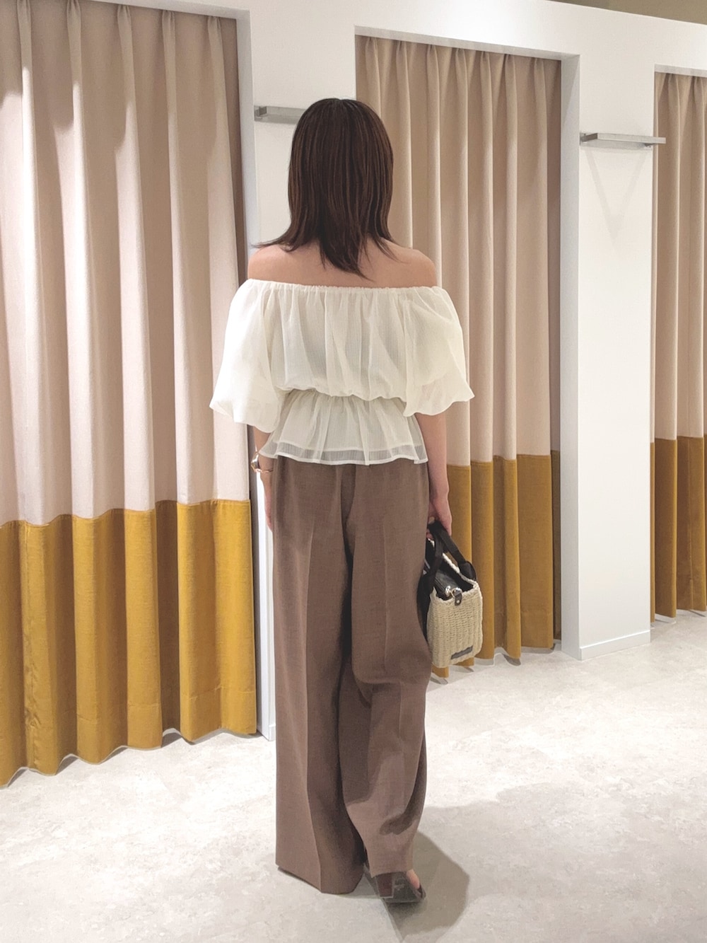 ホワイト系のシャツ/ブラウス、ブラウン系のその他パンツ、ベージュ系のかごバッグを着用したレディースの夏コーディネートの3枚目の写真