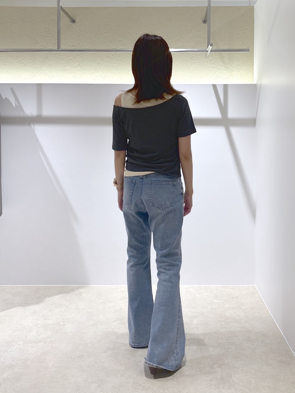 グレー系のTシャツ/カットソー、ブルー系のデニムパンツ、ブラウン系のサンダルを着用したレディースの夏コーディネートの3枚目の写真