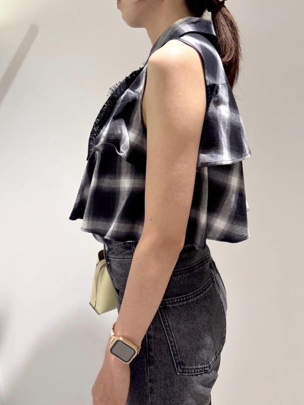 ブラック系のシャツ/ブラウス、ブラック系のデニムパンツ、ブラウン系のサンダルを着用したレディースの夏コーディネートの6枚目の写真