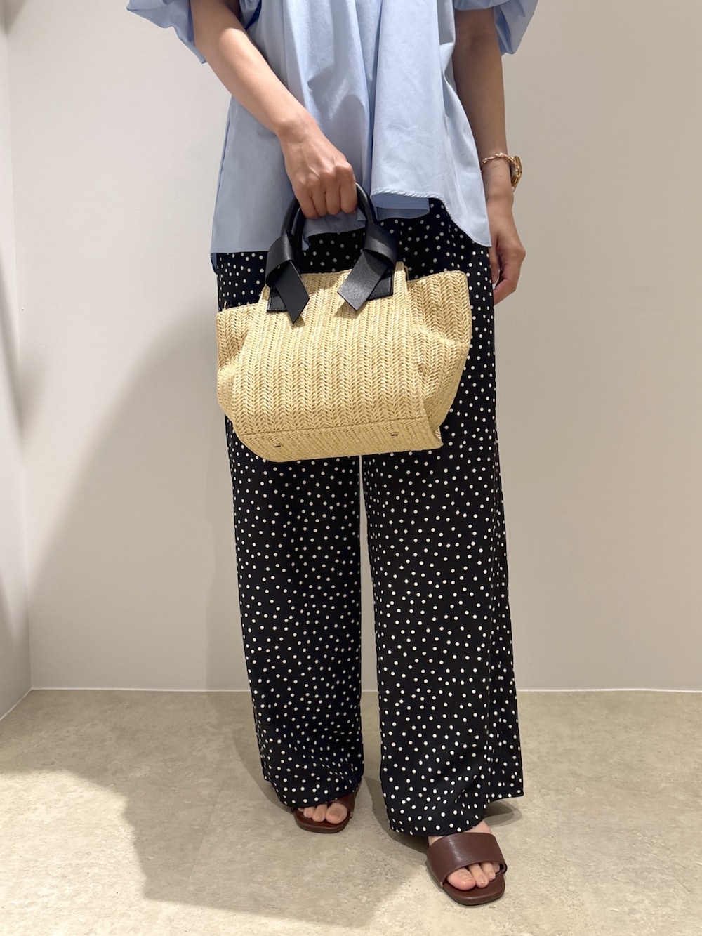 ブルー系のシャツ/ブラウス、ブラック系のその他パンツ、ブラウン系のサンダルを着用したレディースの夏コーディネートの9枚目の写真