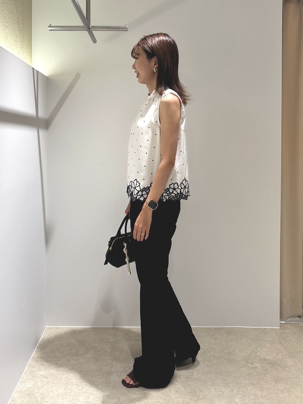 ホワイト系のシャツ/ブラウス、ブラック系のデニムパンツ、ブラウン系のサンダルを着用したレディースの夏コーディネートの2枚目の写真