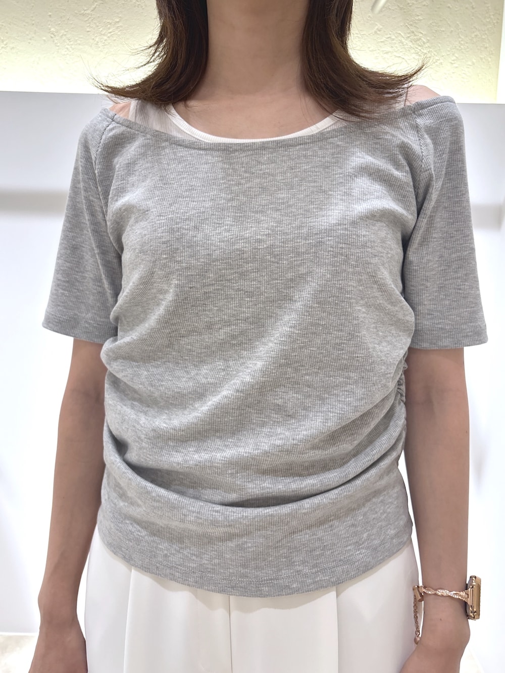 グレー系のTシャツ/カットソー、ホワイト系のその他パンツ、ブラック系のボストンバッグを着用したレディースの夏コーディネートの6枚目の写真