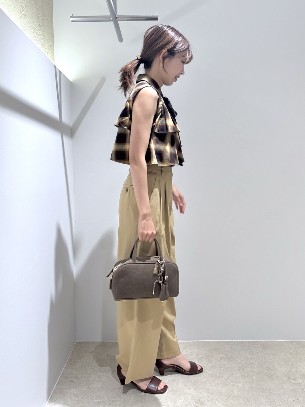 ベージュ系のシャツ/ブラウス、ベージュ系のその他パンツ、ブラウン系のサンダルを着用したレディースの夏コーディネートの5枚目の写真