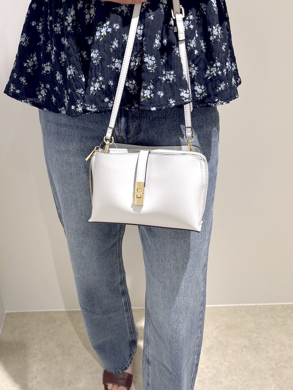 ブルー系のシャツ/ブラウス、ブルー系のデニムパンツ、ブルー系のショルダーバッグを着用したレディースの夏コーディネートの8枚目の写真