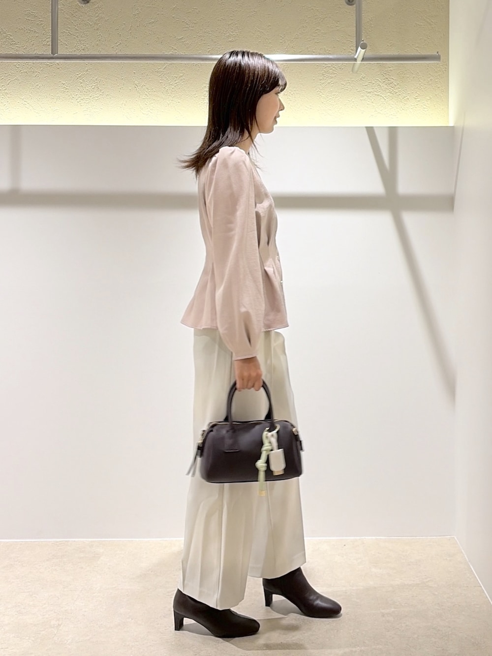 ピンク系のシャツ/ブラウス、ホワイト系のその他パンツ、ブラウン系のブーツを着用したレディースの秋コーディネートの4枚目の写真
