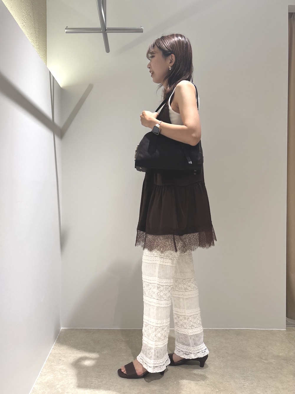 ブラウン系のキャミソール、ホワイト系のその他パンツ、ホワイト系のタンクトップを着用したレディースの夏コーディネートの2枚目の写真