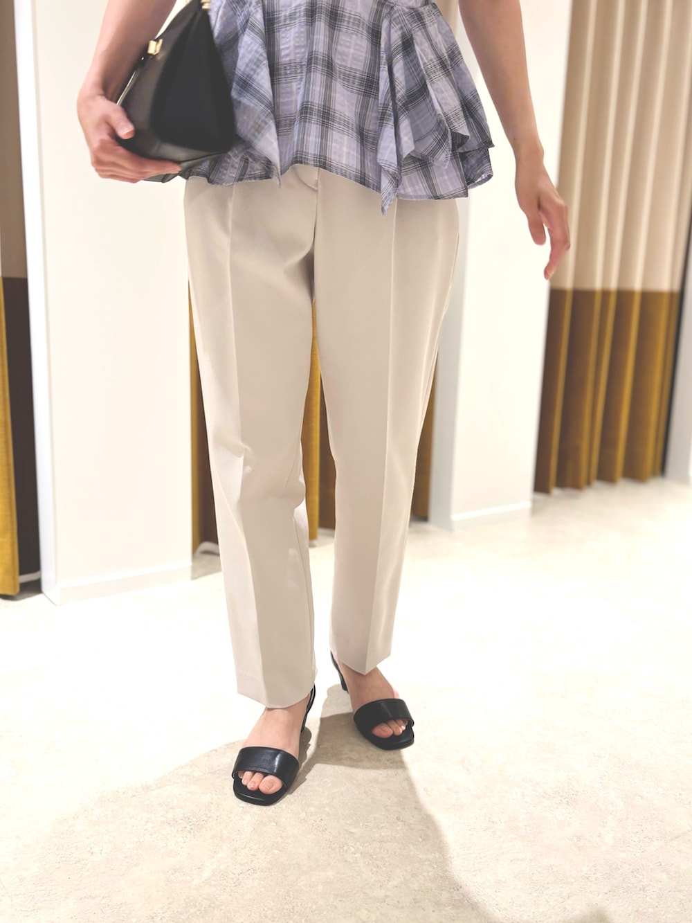 パープル系のシャツ/ブラウス、ホワイト系のその他パンツ、ブラック系のサンダルを着用したレディースの夏コーディネートの7枚目の写真