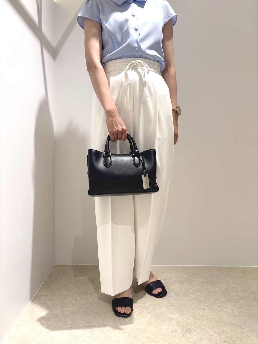 ブルー系のシャツ/ブラウス、ホワイト系のその他パンツ、ブラック系のサンダルを着用したレディースの夏コーディネートの7枚目の写真