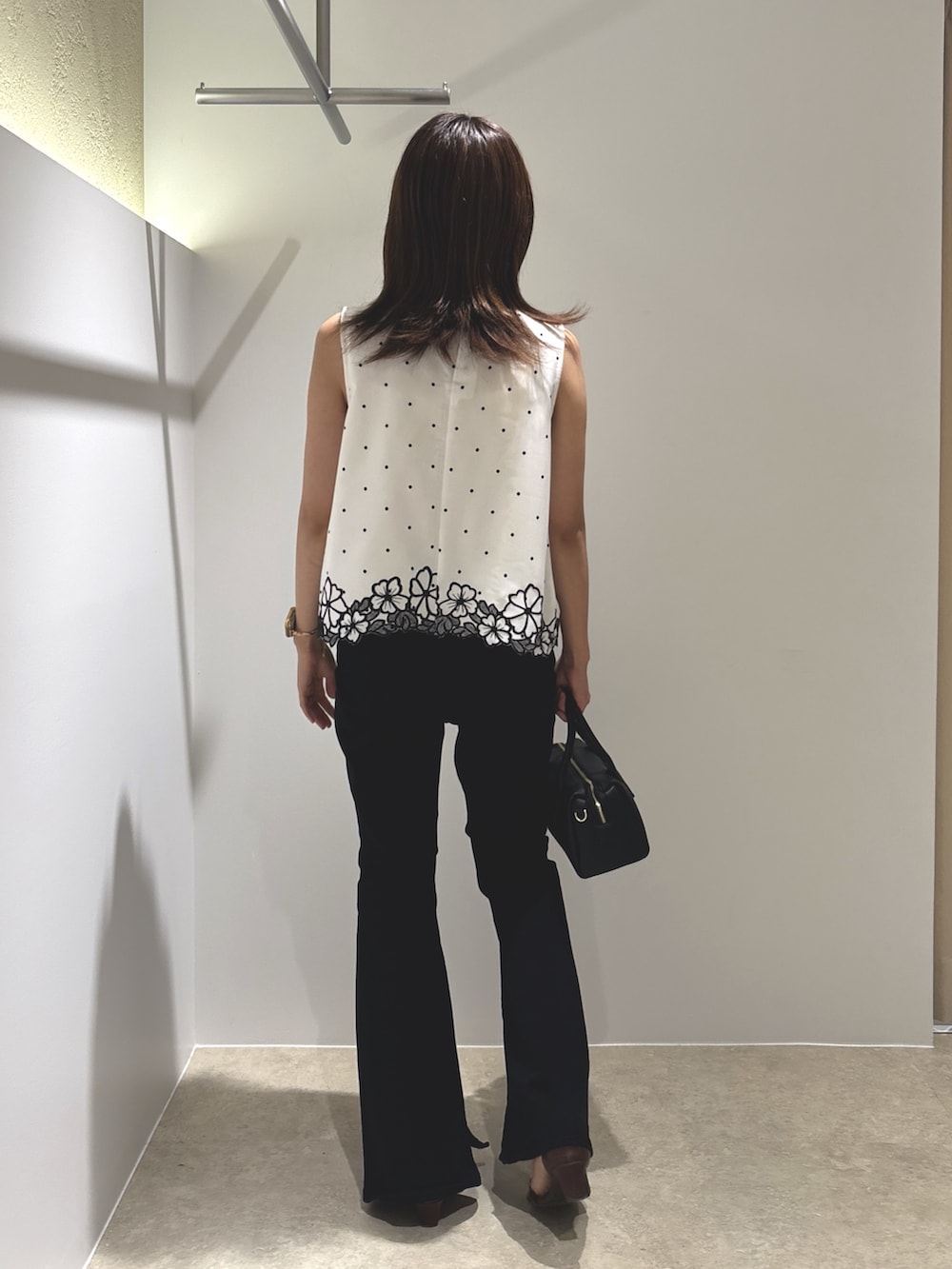 ホワイト系のシャツ/ブラウス、ブラック系のデニムパンツ、ブラウン系のサンダルを着用したレディースの夏コーディネートの3枚目の写真