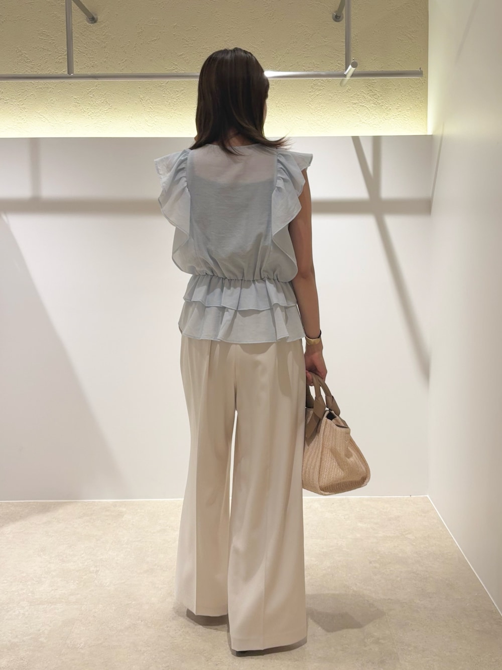 ブルー系のシャツ/ブラウス、ホワイト系のその他パンツ、ホワイト系のトートバッグを着用したレディースの夏コーディネートの3枚目の写真