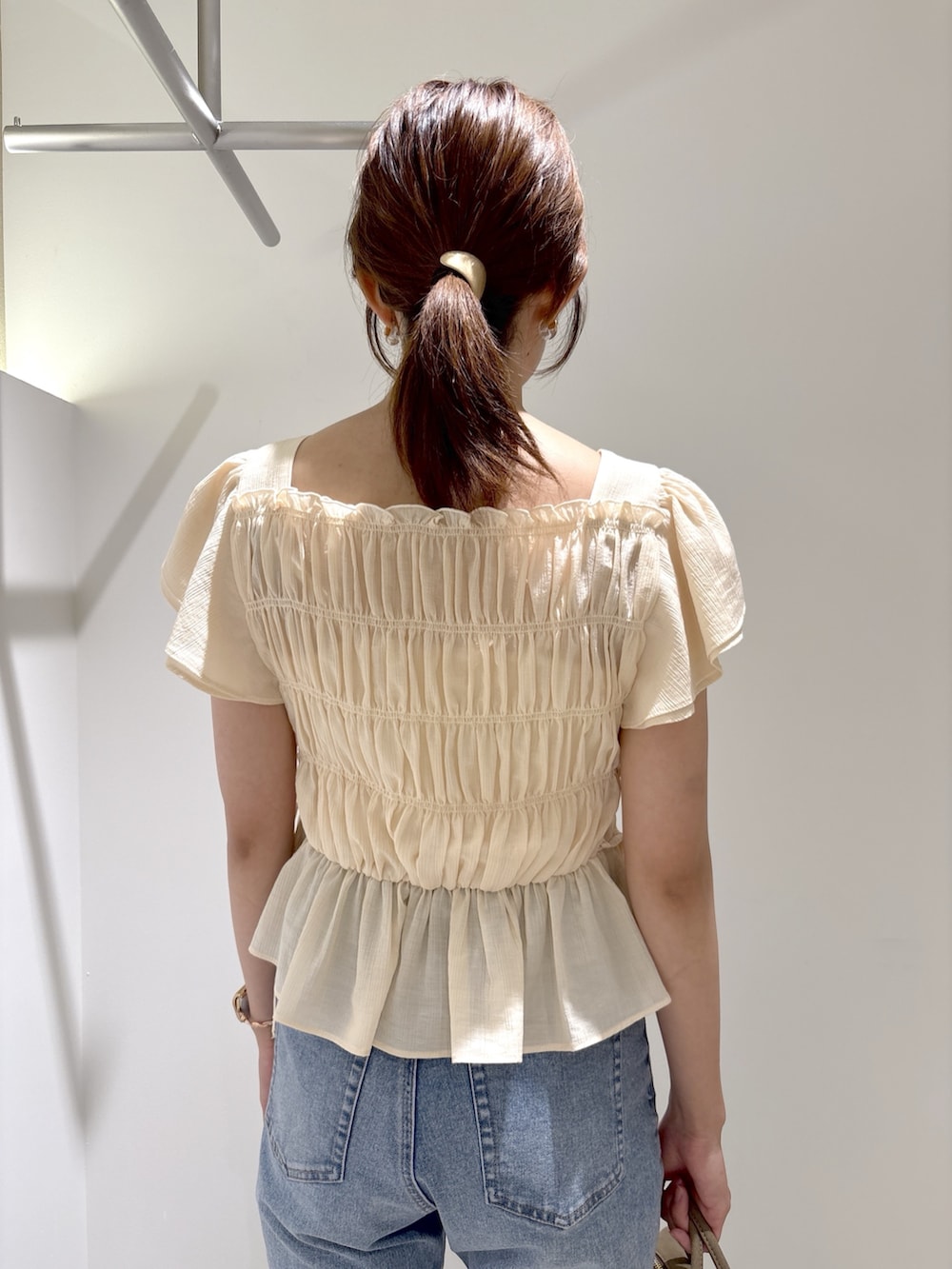 ピンク系のシャツ/ブラウス、ブルー系のデニムパンツ、ブラック系のボストンバッグを着用したレディースの夏コーディネートの8枚目の写真