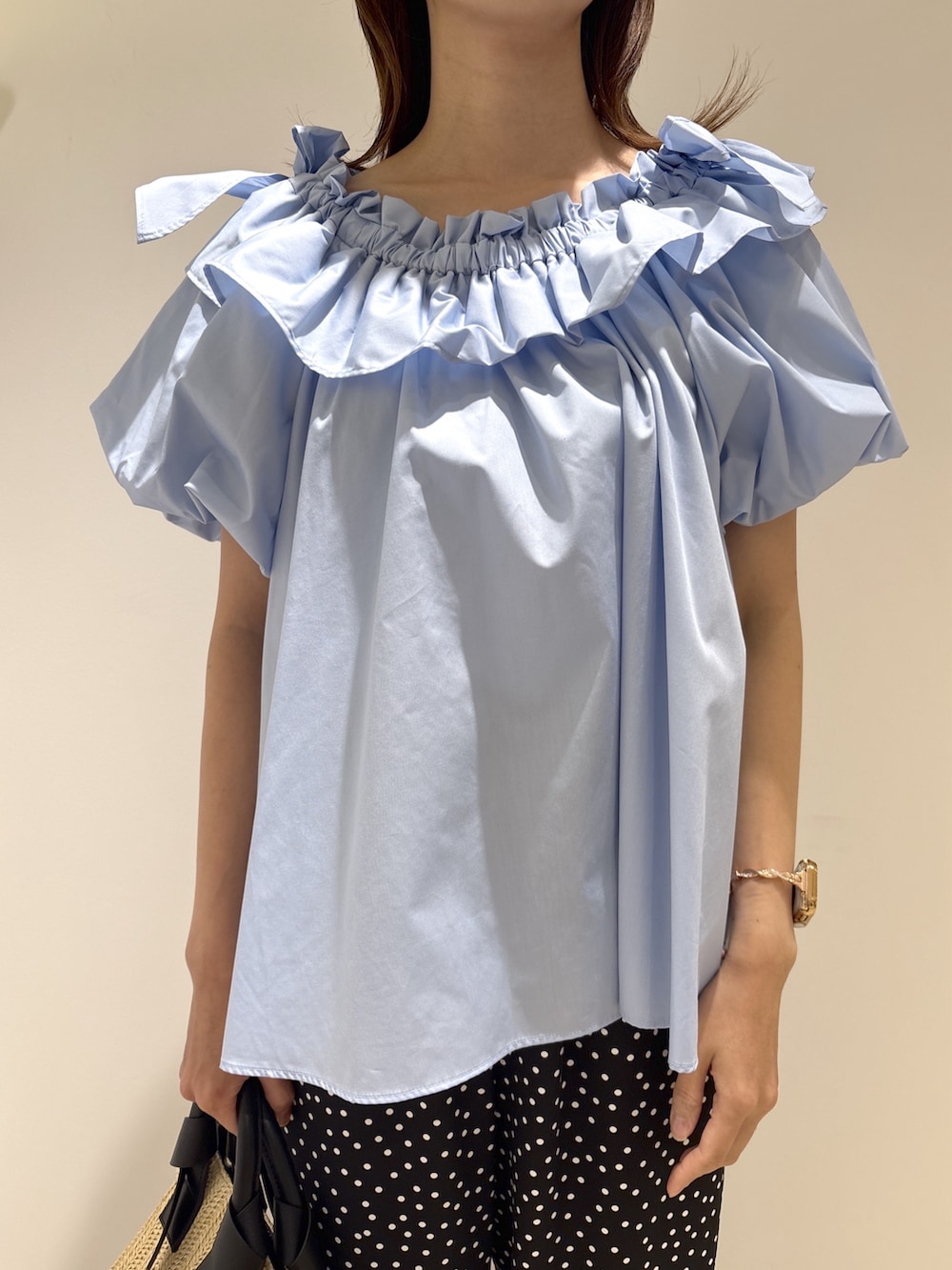 ブルー系のシャツ/ブラウス、ブラック系のその他パンツ、ブラウン系のサンダルを着用したレディースの夏コーディネートの8枚目の写真