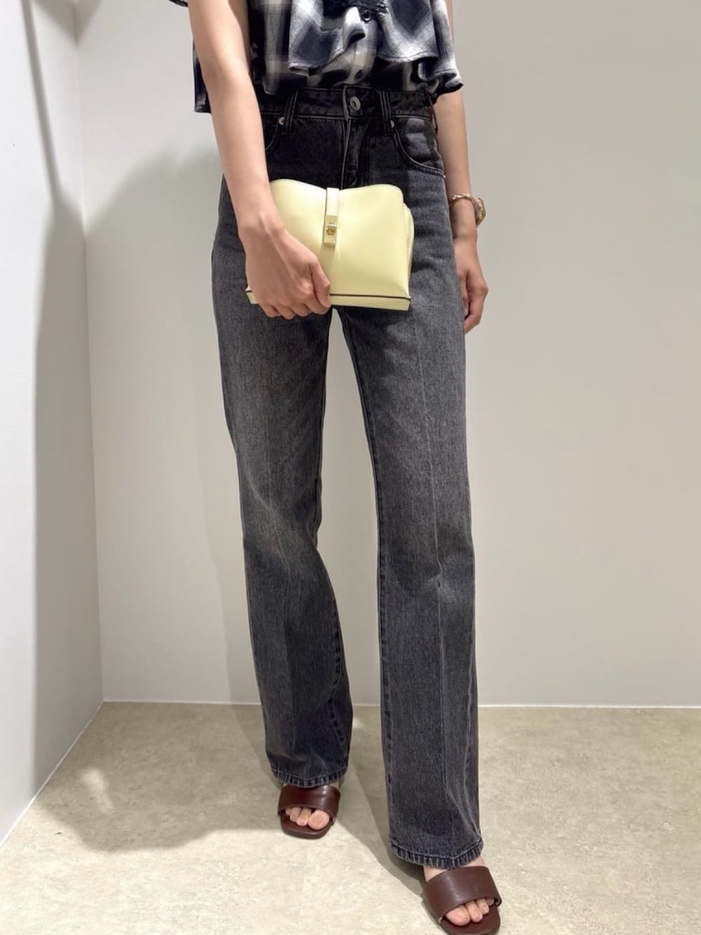 ブラック系のシャツ/ブラウス、ブラック系のデニムパンツ、ブラウン系のサンダルを着用したレディースの夏コーディネートの8枚目の写真