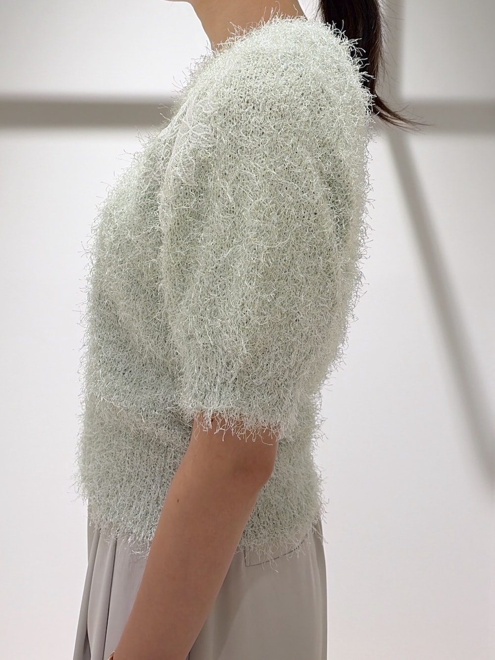 グリーン系のニット/セーター、ベージュ系のその他パンツ、ブラック系のローファーを着用したレディースの秋コーディネートの6枚目の写真