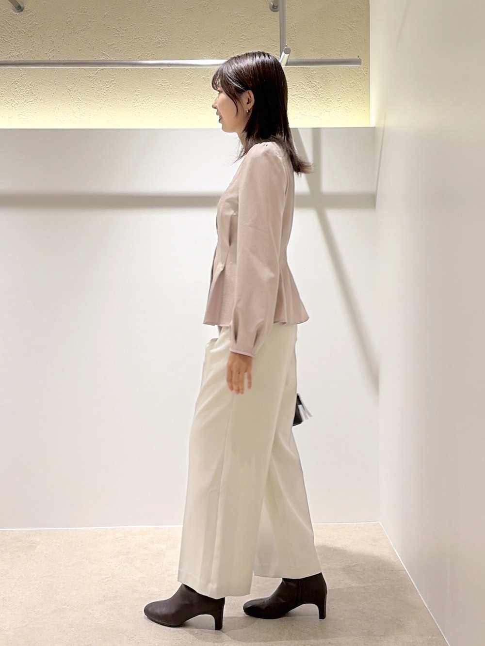 ピンク系のシャツ/ブラウス、ホワイト系のその他パンツ、ブラウン系のブーツを着用したレディースの秋コーディネートの2枚目の写真