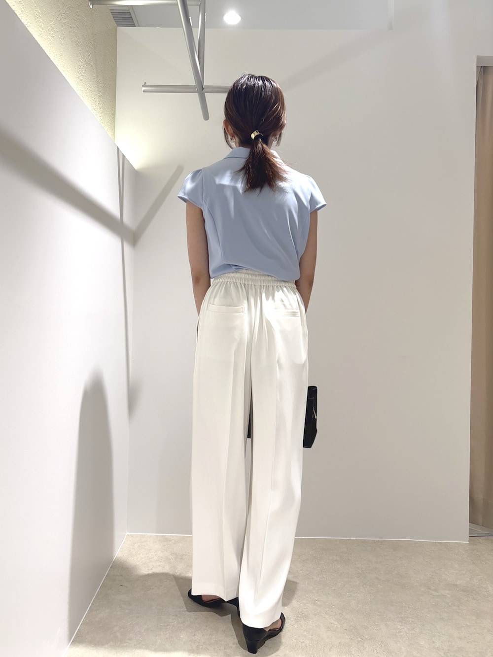 ブルー系のシャツ/ブラウス、ホワイト系のその他パンツ、ブラック系のサンダルを着用したレディースの夏コーディネートの3枚目の写真