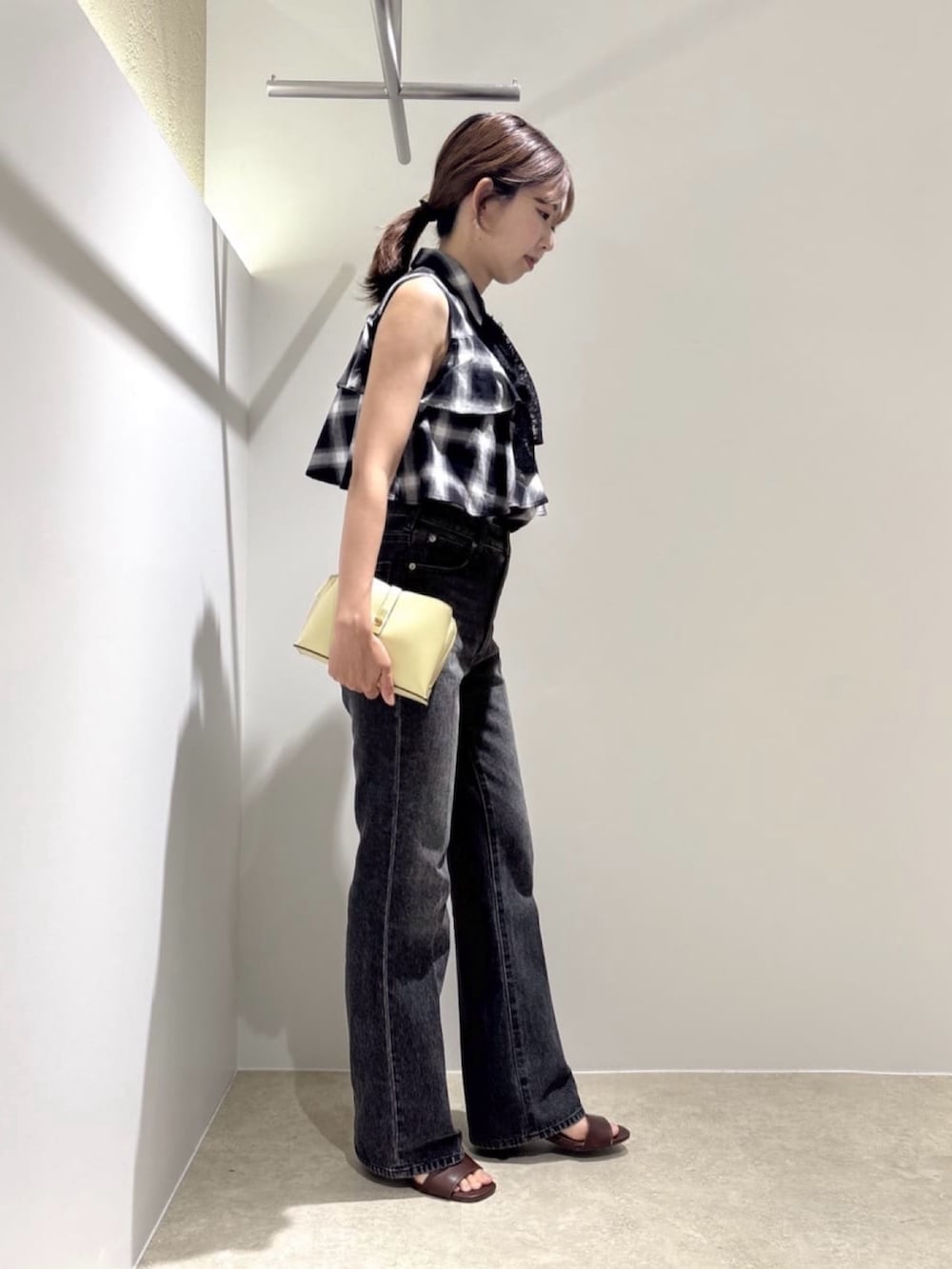 ブラック系のシャツ/ブラウス、ブラック系のデニムパンツ、ブラウン系のサンダルを着用したレディースの夏コーディネートの4枚目の写真