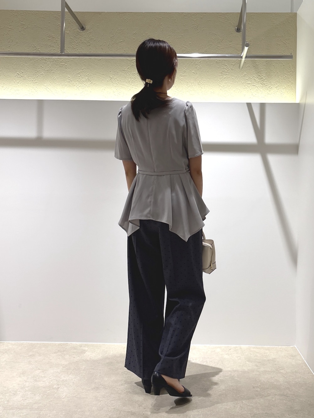 グレー系のシャツ/ブラウス、グレー系のその他パンツ、ブラック系のサンダルを着用したレディースの夏コーディネートの4枚目の写真