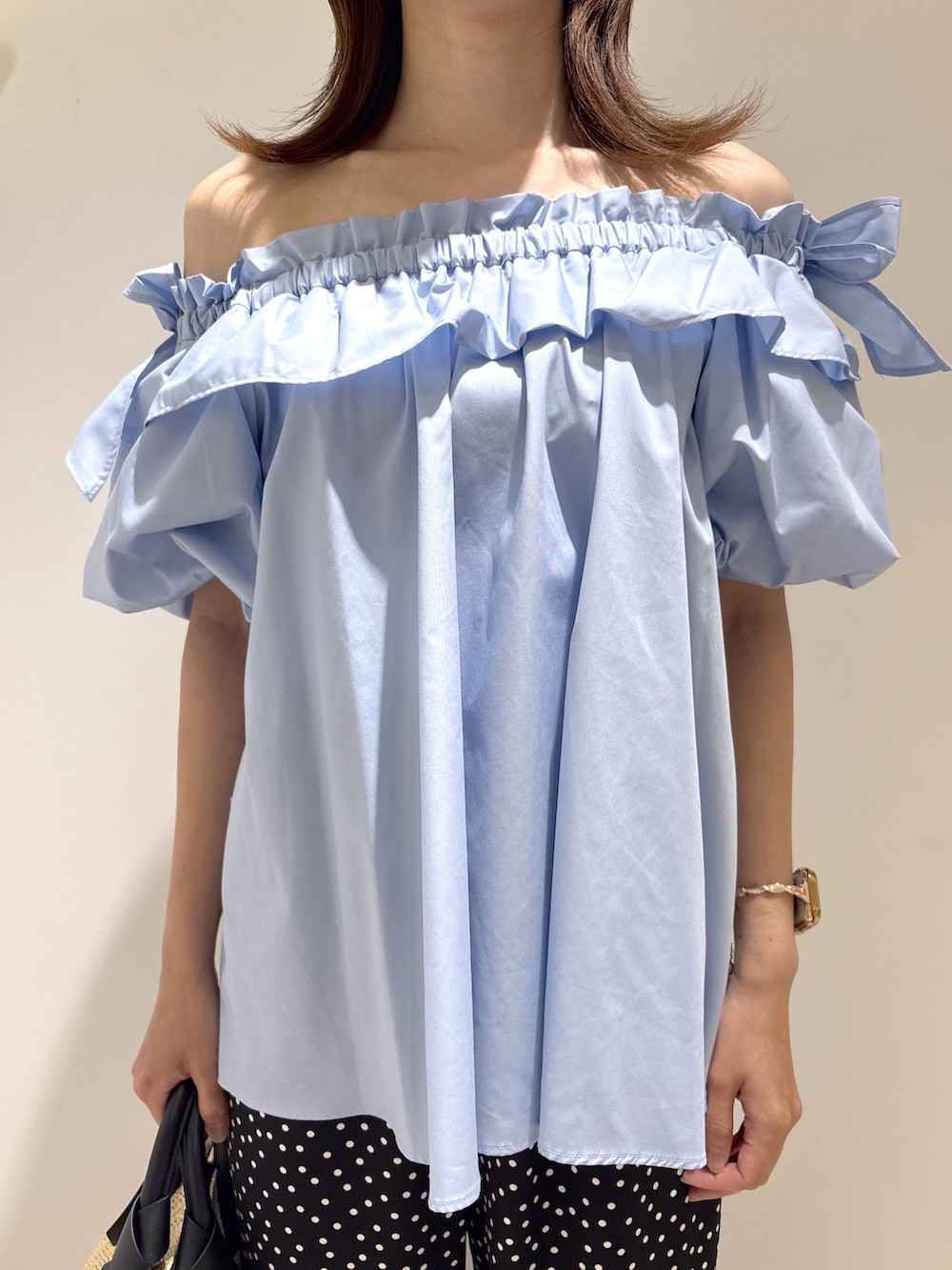 ブルー系のシャツ/ブラウス、ブラック系のその他パンツ、ブラウン系のサンダルを着用したレディースの夏コーディネートの5枚目の写真