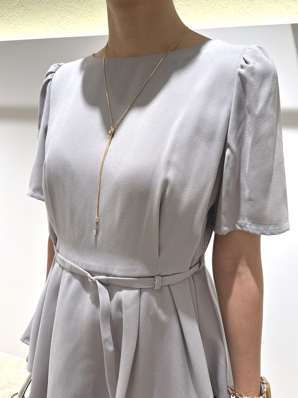 グレー系のシャツ/ブラウス、グレー系のその他パンツ、ブラック系のサンダルを着用したレディースの夏コーディネートの10枚目の写真