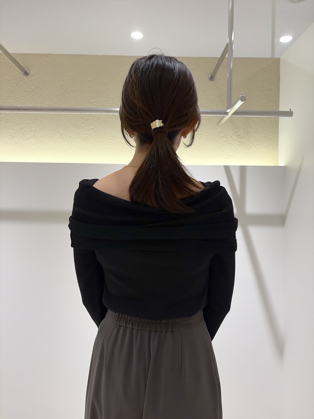 ブラック系のニット/セーター、グレー系のその他パンツ、ブラウン系のブーツを着用したレディースの秋コーディネートの7枚目の写真